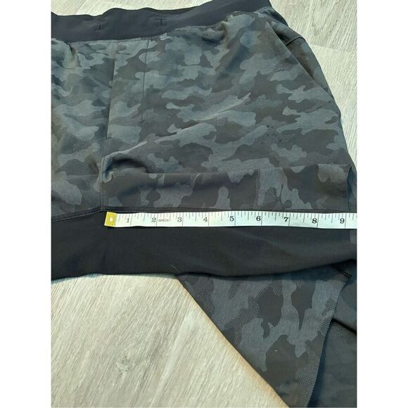 Mens Lululemon Black Camo Shorts Size Medium - Picture 3 of 8